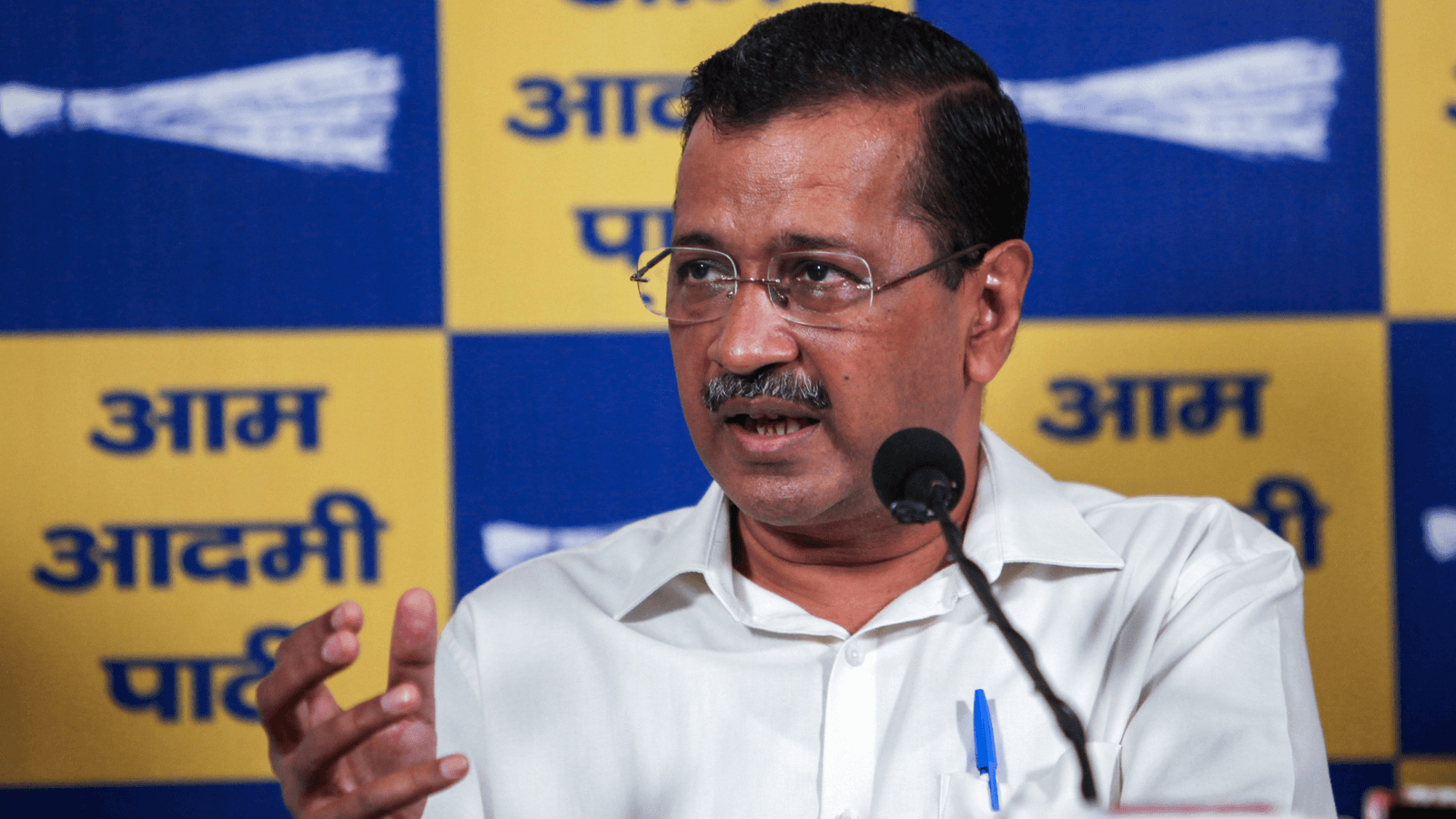Who are the prominent leaders who have walked out of Aam Aadmi Party over the years?