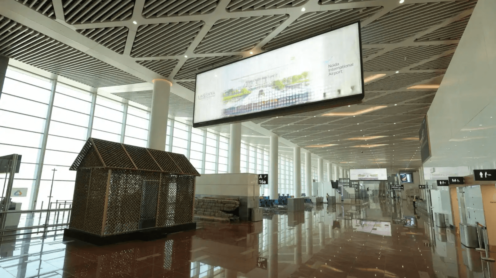 Is it possible to change terminals at Indira Gandhi International Airport Delhi in 15 minutes?
