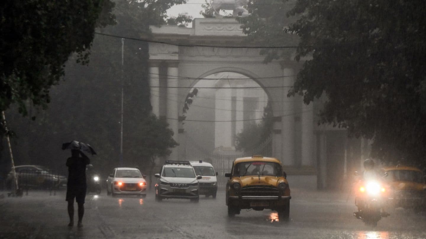 Kolkata weather today: IMD issues heavy rain warning for South Bengal, gusty winds likely 