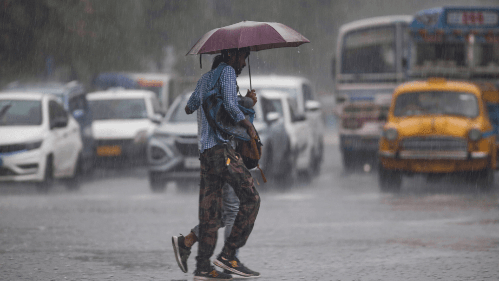 Kolkata braces for wet spell as Bay of Bengal low pressure triggers heavy rain alert 
