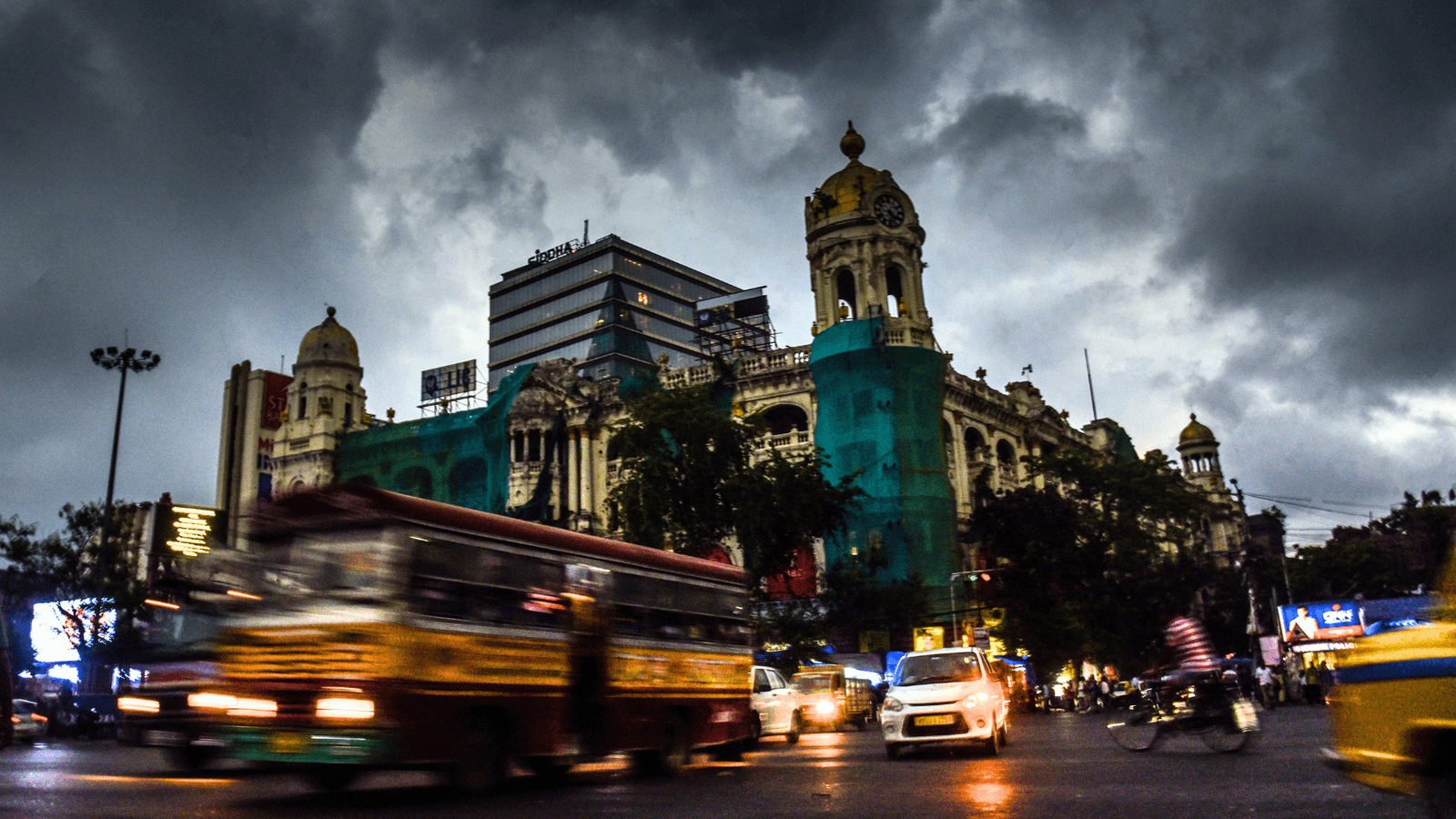 Kolkata braces for rain as IMD warns of thunderstorms, heavy downpour alert in North Bengal