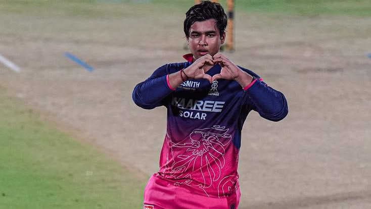Which are the two teams that bid for Vaibhav Sooryavanshi during the IPL auction?