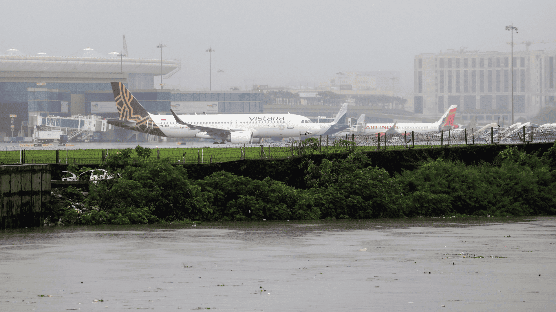The incident occurred around 10 pm on July 7 when Air India flight AI816, scheduled to fly from Mumbai to Delhi, was preparing for departure. (X)