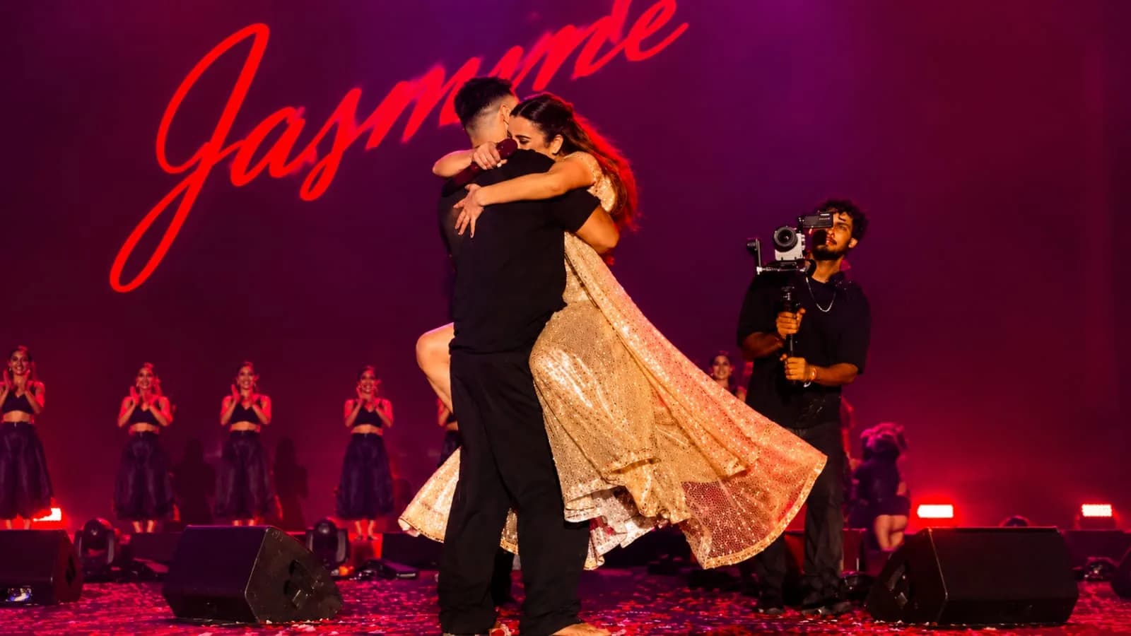 ‘This is my man’: Jasmine Sandlas reveals fiancé during live concert